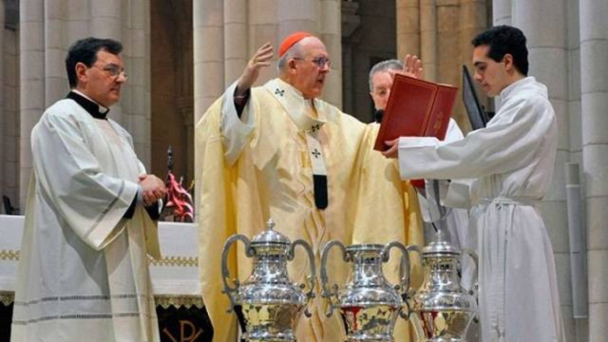 El cardenal Osoro bendice los santos óleos en una misa crismal de un año anterior en Madrid - en 2020 lo hará casi sin sacerdotes