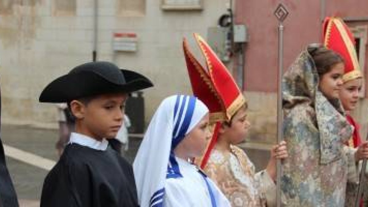 Niños disfrazados de santos en un Holywins en Cartagena - aprenden la historia del personaje y disfrutan