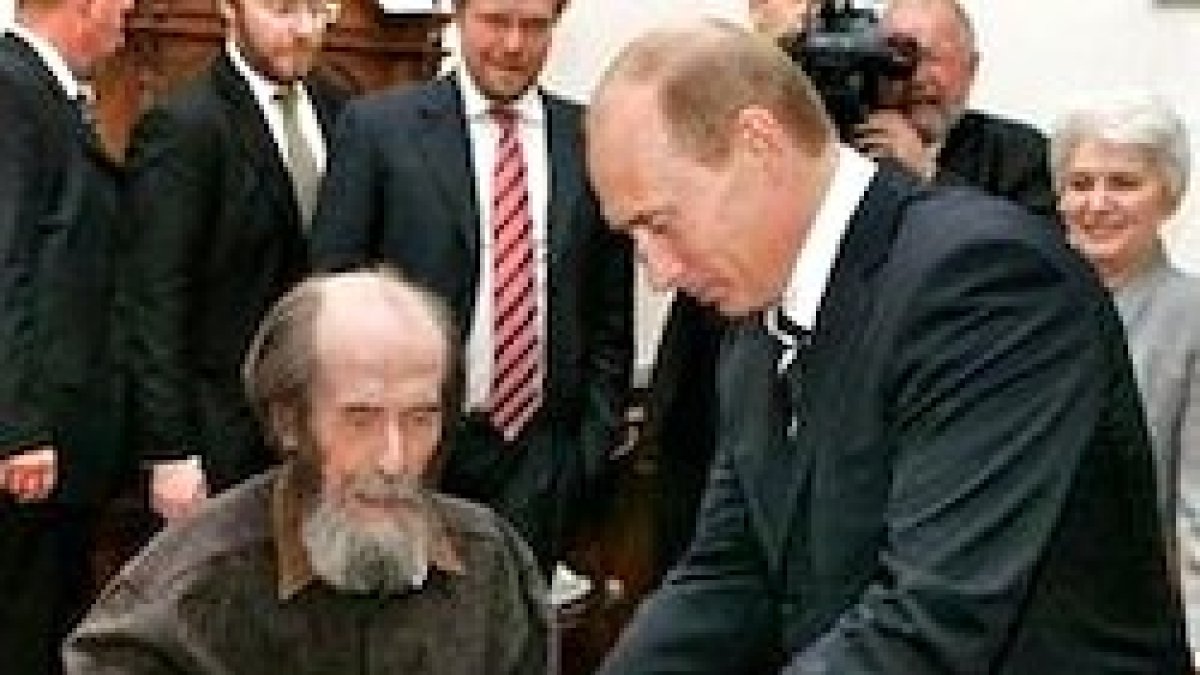 Homenaje de Putin, durante su primera presidencia, a Soljenitsin, en 2007, un año antes de la muerte del escritor. A la derecha, Natalia, su esposa.