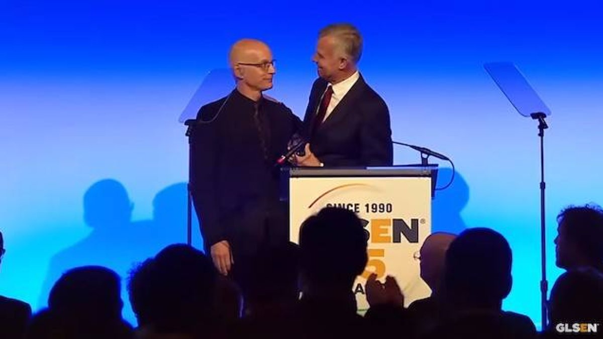 Dos de los mecenas mencionados en el artículo: Tim Gill (a la derecha) entrega a Jon Stryker (izquierda) un premio de GLSEN, una asociación que promueve la ideología de género en el ámbito académico.