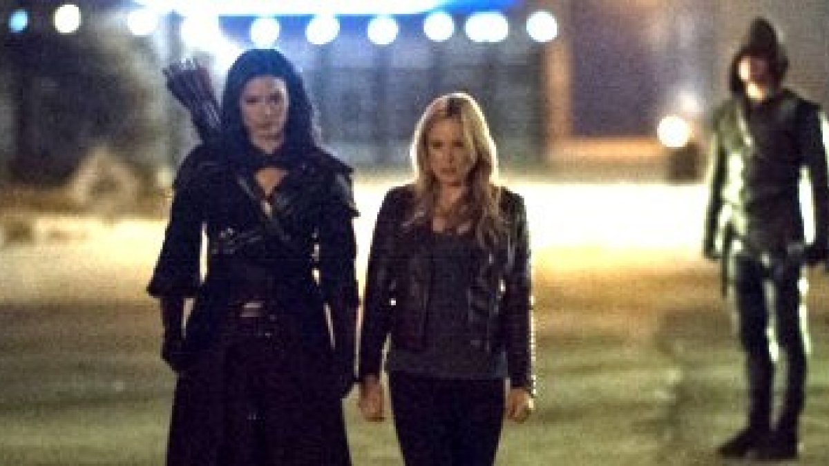 Sara, la rubia, se acostaba con Arrow, el de verde, pero también con Nyssa, la ninja con flechas... y luego con cualquiera, porque sí...