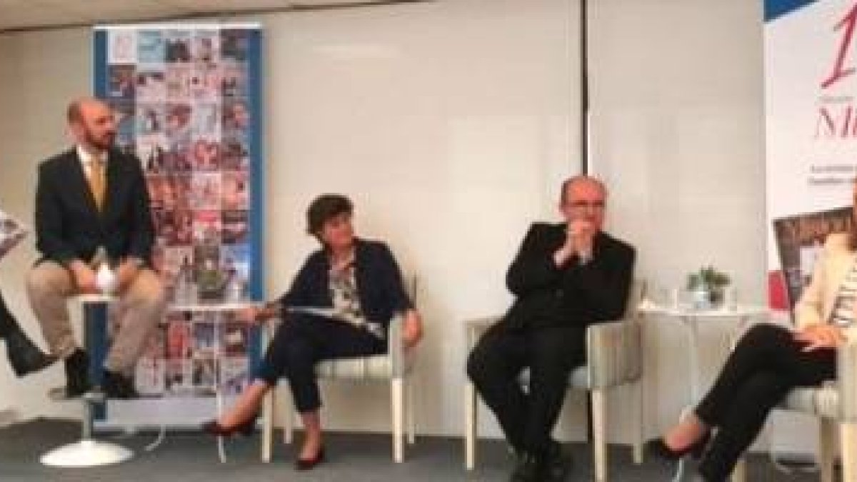 El obispo Munilla, con María San Gil y María Lacalle, comentó la situación de la familia cristiana en nuestra época de acoso laicista y relativista, al cumplir 10 años la Revista Misión