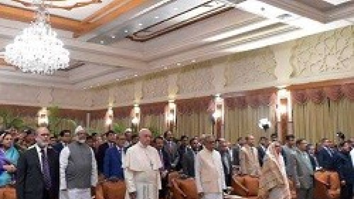 El Papa ya está en Bangladés, país de mayoría musulmana