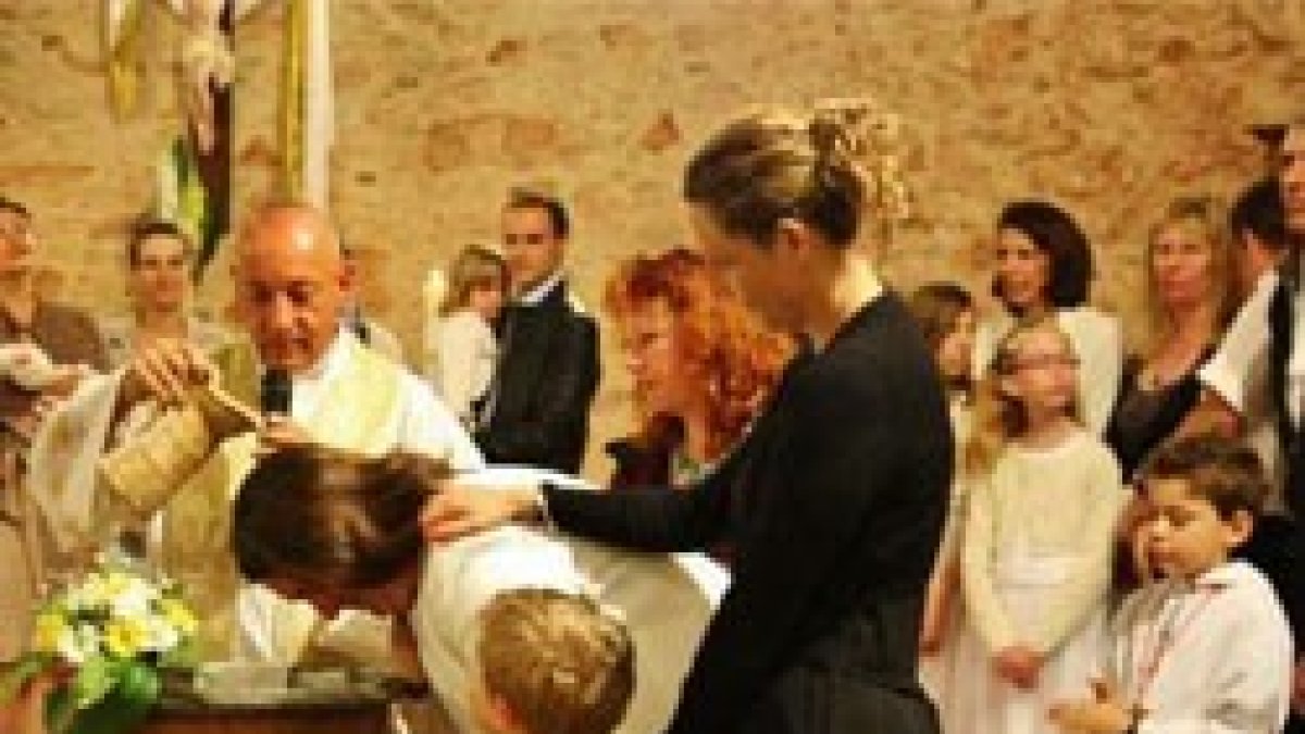 Bautismo de adultos en Francia en la Vigilia Pascual de 2016