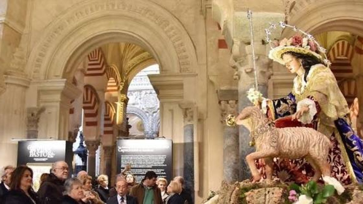Hermosa exposición abierta sobre la Divina Pastora en la mezquita-catedral de Córdoba