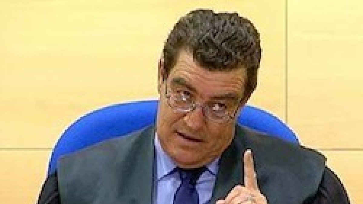 El juez Emilio Calatayud palpa en su juzgado los efectos en la educación de los hijos de la pérdida de autoridad de los padres.