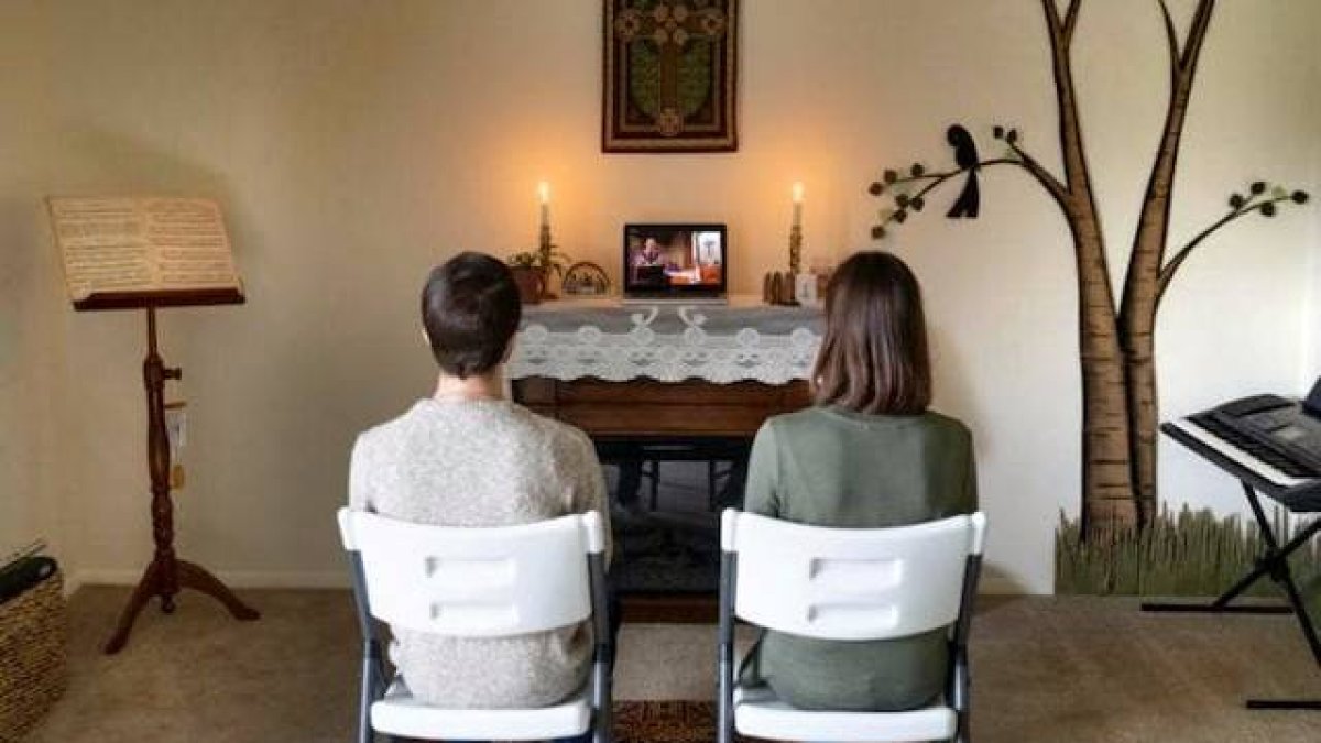 El confinamiento por la pandemia está extendiendo la costumbre de disponer un lugar en la casa a modo de altar donde juntarse la familia en oración.