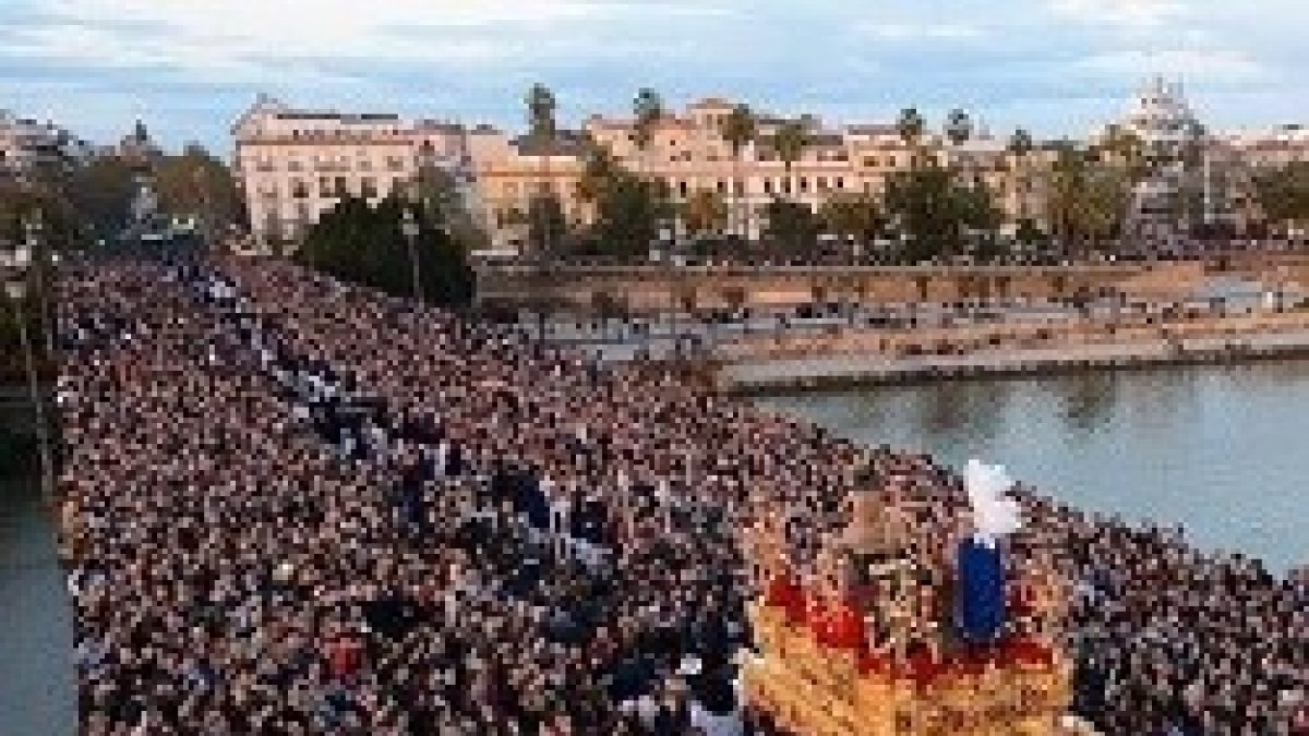 Este crecimiento queda muy reflejado en sitios como Sevilla, donde hay más de 200.000 cofrades