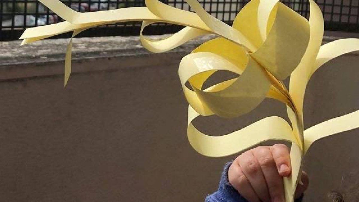 Muchos niños prepararon en sus casas palmas caseras para este Domingo de Ramos
