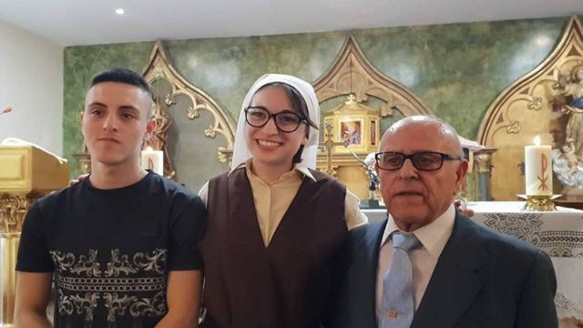 Manuel, a la derecha, era un católico devoto y entregado que colaboraba en la catedral de Getafe / LD