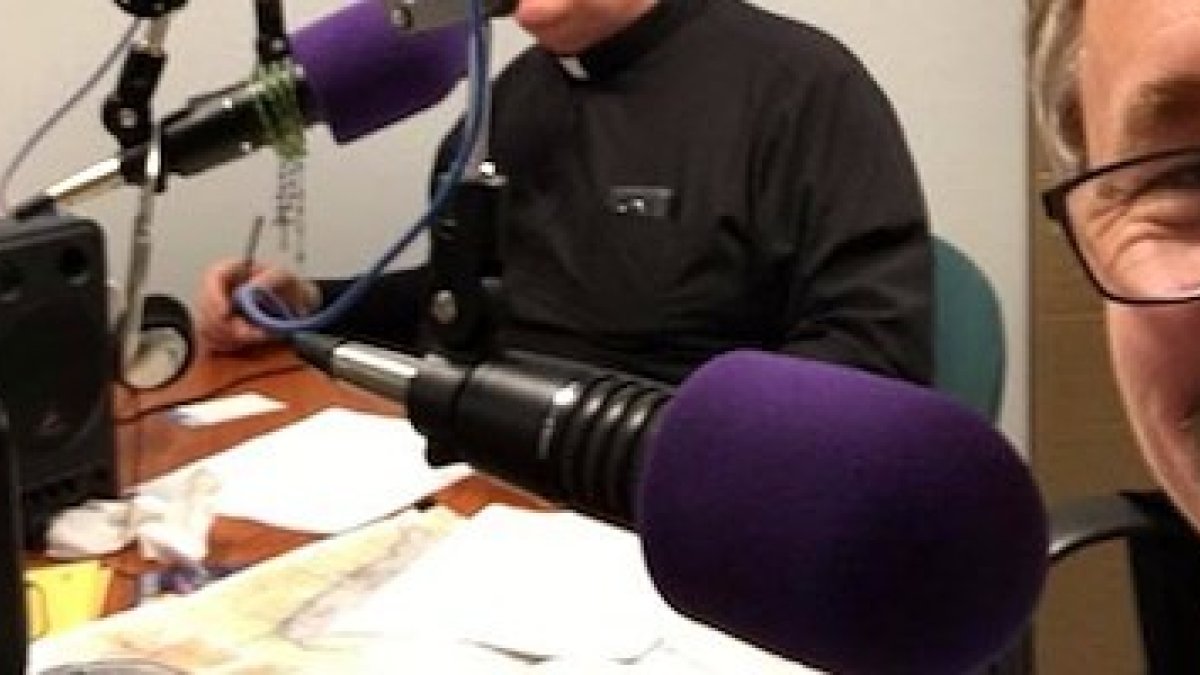 Bob Sullivan, durante una emisión de Spirit Catholic Radio, una emisora católica de Nebraska.