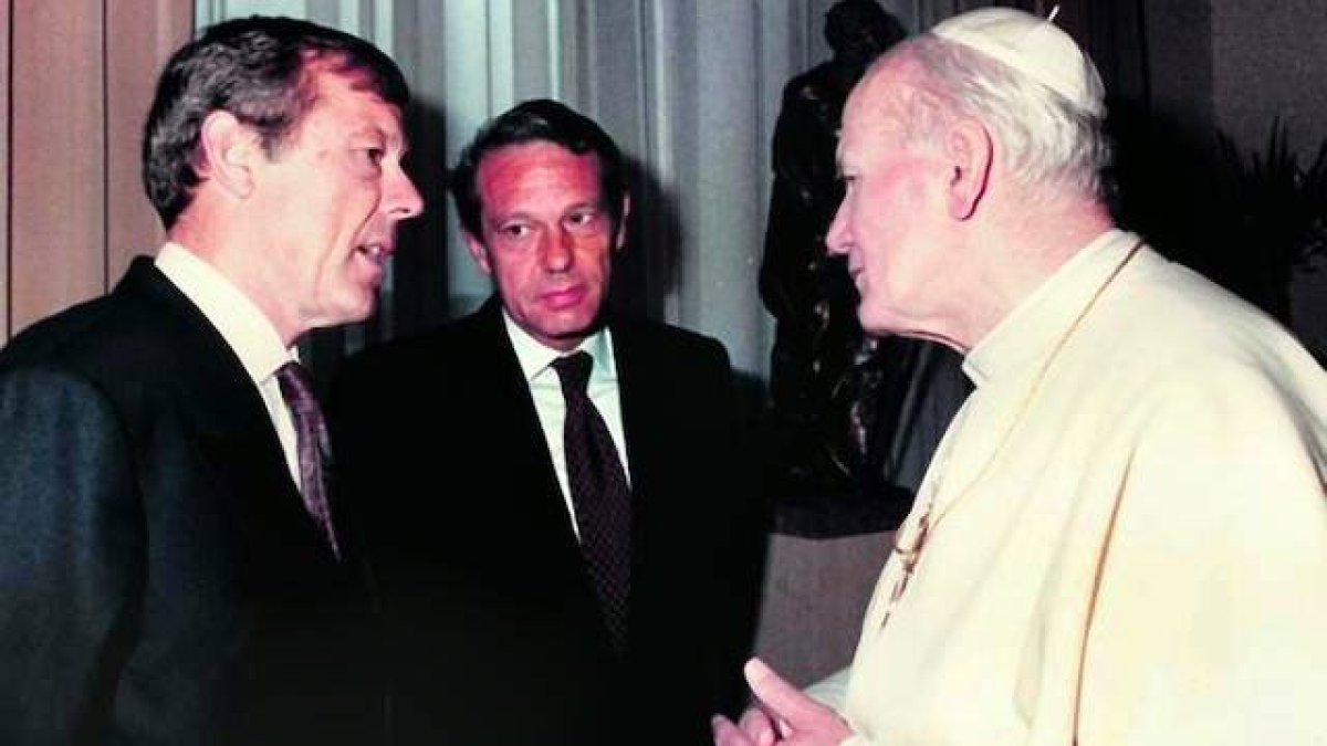 Rafael Navarro-Valls (en primer término) y su hermano Joaquín, portavoz de la Santa Sede, conversan con Juan Pablo II.
