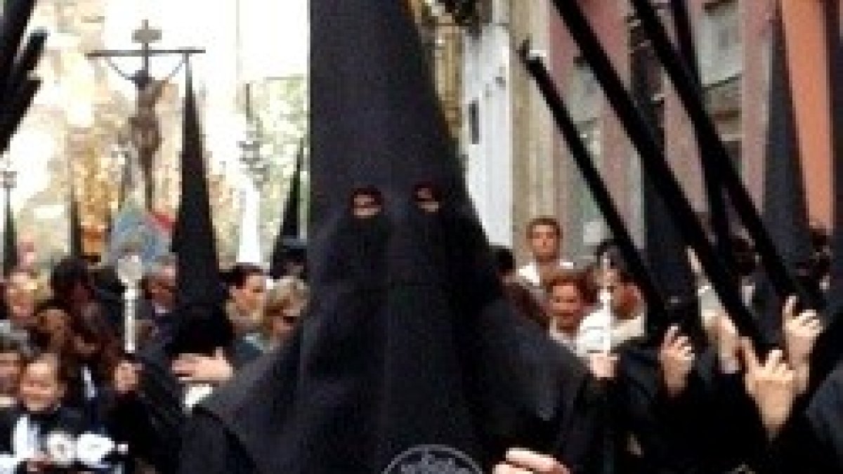 El hábito negro y las cuotas de la hermandad de los Javieres, de lo más barato de Sevilla