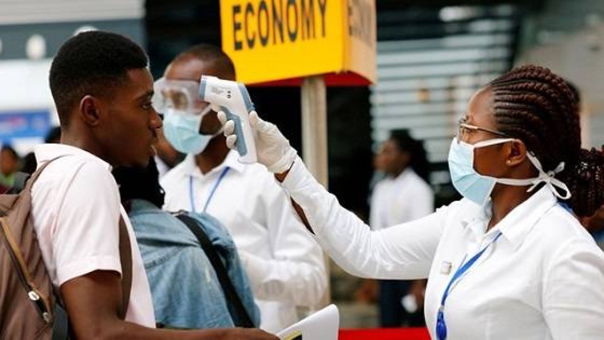 Control médico contra el coronavirus en un aeropuerto africano - la enfermedad va a golpear países pobres con pocos recursos sanitarios