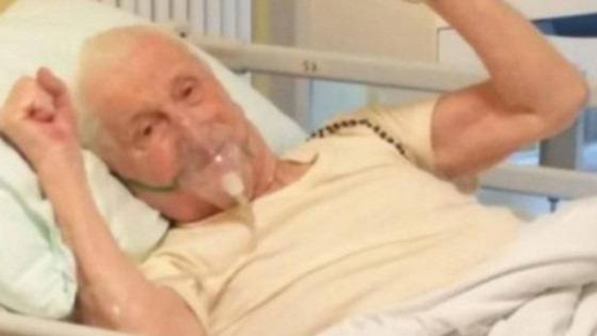 Cirilo Longo es un sacerdote de 95 años que se mostraba animoso con su rosario en una foto muy popular, poco antes de fallecer por el coronavirus