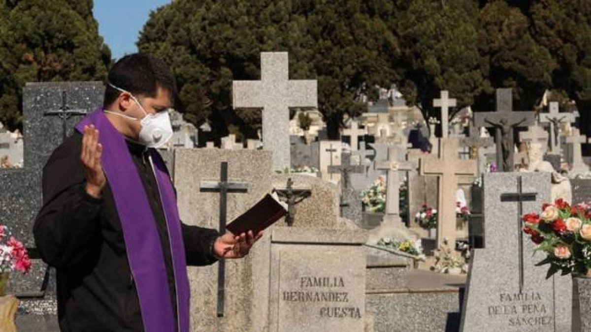 El Papa ha querido destacar la labor de médicos, religiosas y sacerdotes que están perdiendo sus vidas para salvar las de otros