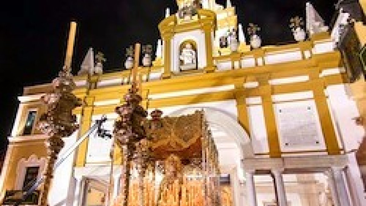 La salida de la Macarena, la pasada noche, en el inició del momento cumbre de la Semana Santa sevillana.