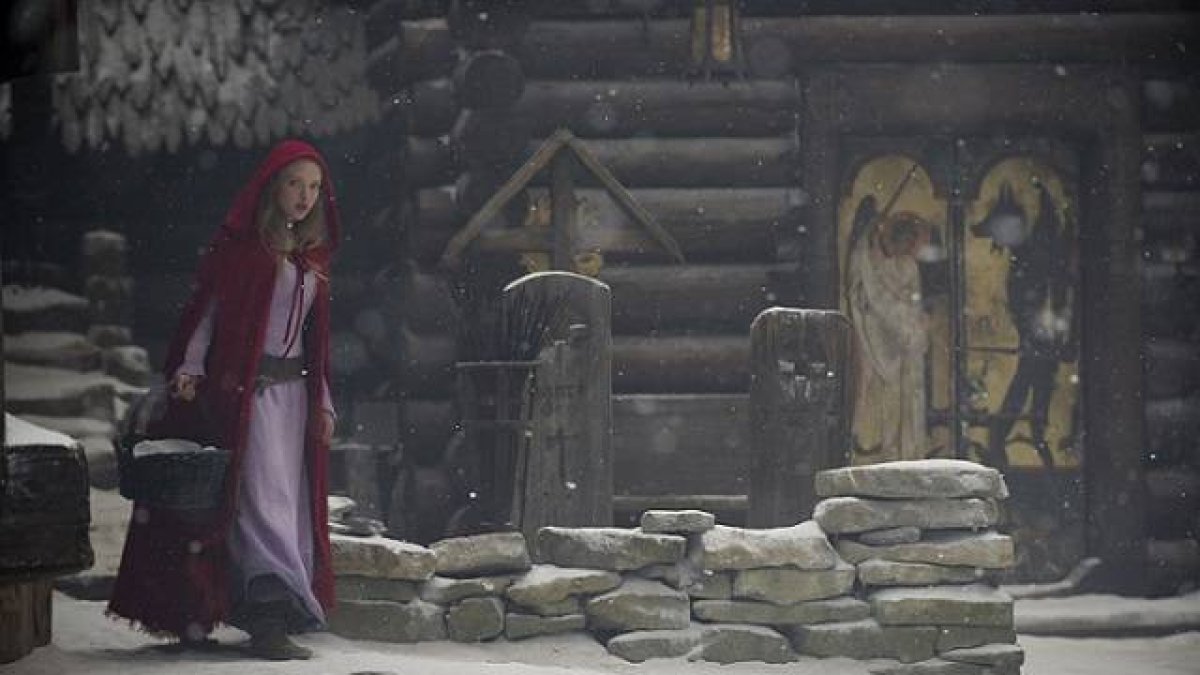 Caperucita Roja con su cestita en la película de 2011... con un revelador icono de un ángel contra un demonio