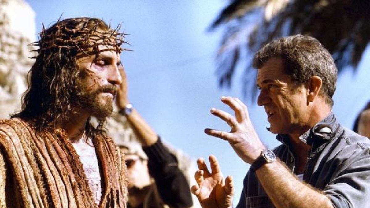 Jim Caviezel recibe instrucciones de Mel Gibson para las duras escenas de «La Pasión de Cristo» de Mel Gibson.
