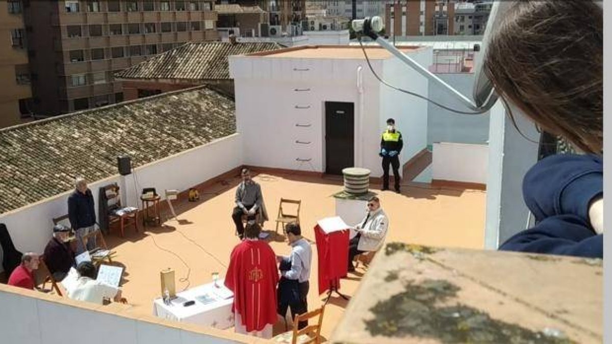 Los paúles de Sevilla celebraban la Misa de Ramos en la azotea... y vino la Policía local a interrumpirla -Imagen de Canal Sur