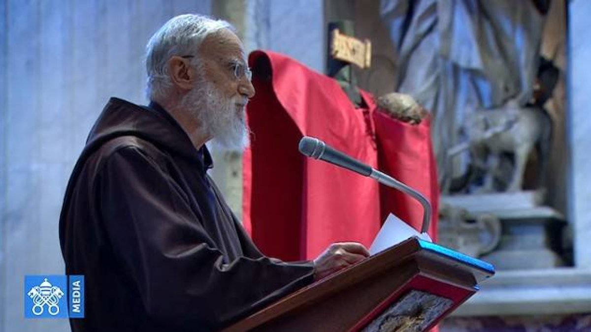 El padre Cantalamessa se dirige a no más de medio centenar de personas en la Basílica de San Pedro. Al fondo, la Cruz que sería luego desvestida.