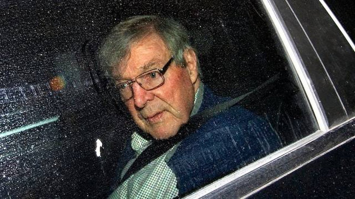 El cardenal Pell, al llegar al seminario del Buen Pastor en Sidney, una vez liberado de la prisión donde ha estado más de trece meses por un crimen que la sentencia final reconoce casi imposible. Foto: APP.