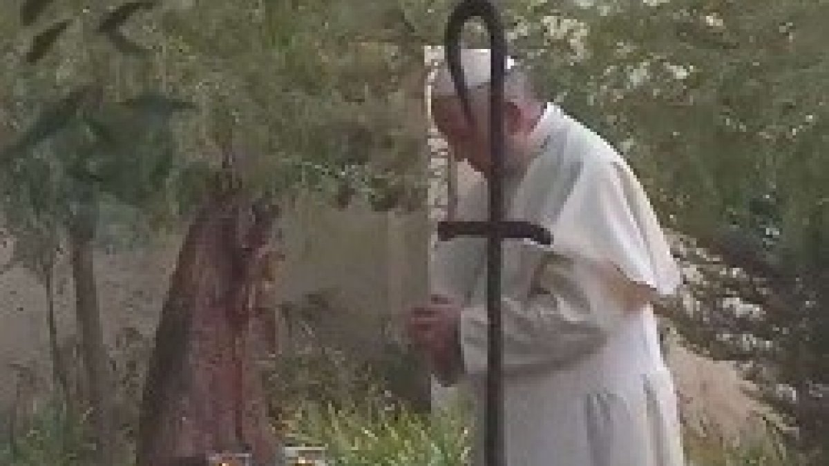 El Papa quiso rezar ante la tumba del obispo Alvear una vez aterrizó en Santiago