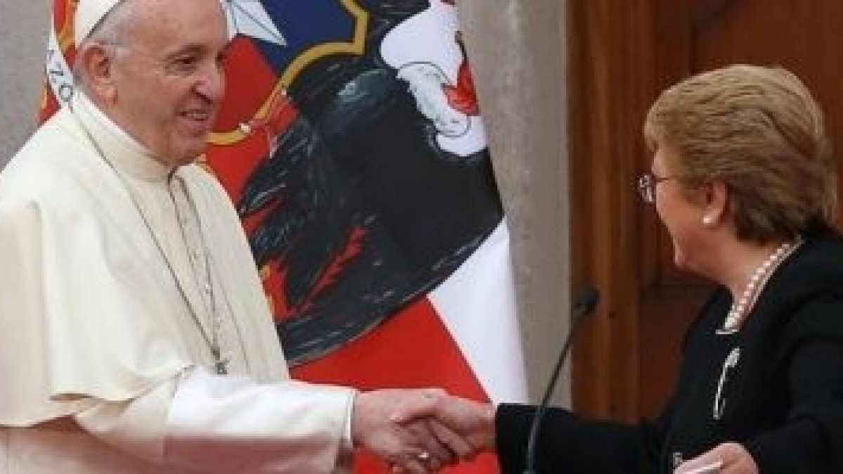 Francisco con la presidenta saliente, Michelle Bachelet, que ha implantado el aborto en Chile