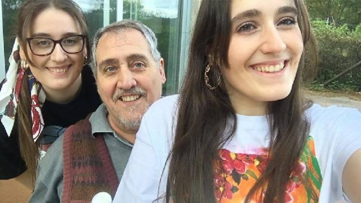 Gregorio, con sus dos hijas, antes del coronavirus