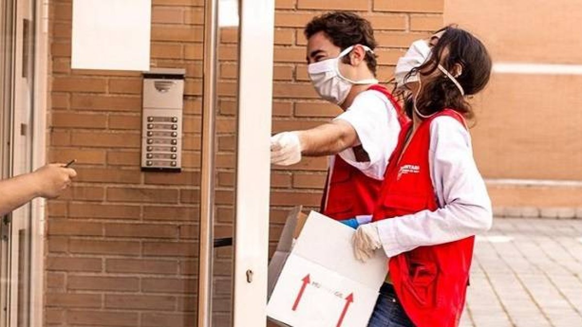 Con los comedores cerrados, los voluntarios de la Orden de Malta reparten ahora la comida a los que más la necesitan