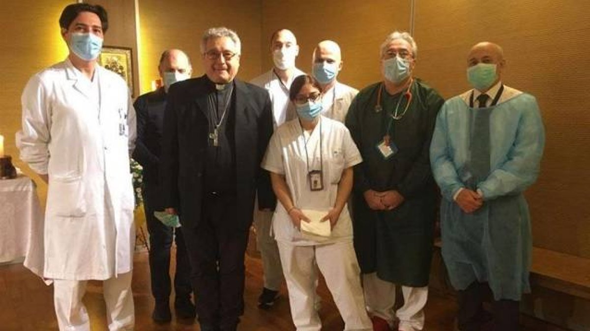El obispo Nerbini, de Prato, con los médicos que distribuyeron la comunión en Pascua