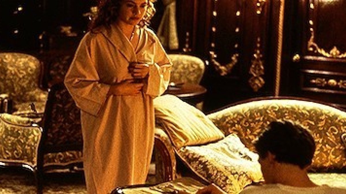 Kate Winslet ante Leonardo DiCaprio, en una de las escenas más célebres de Titanic (1997), de James Cameron.