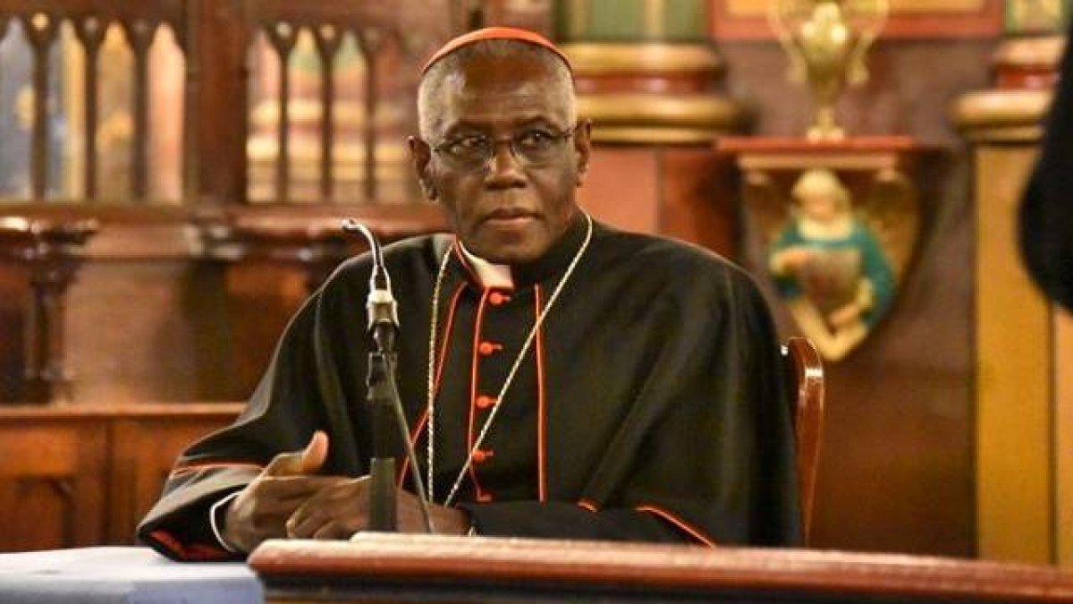 La pandemia está poniendo de manifiesto el valor de lazos cuya importancia estábamos descuidando, afirma el cardenal Sarah: la familia, la nación y, por encima de todo, Dios.