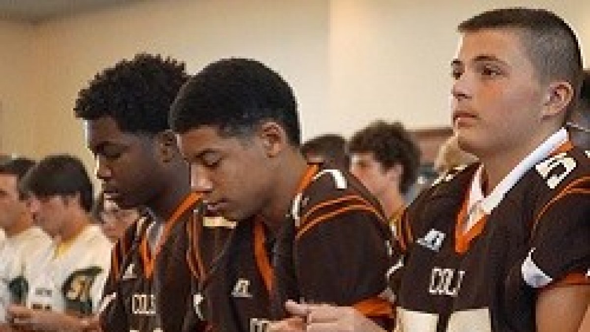 Este sacerdote vio que el rezo del Rosario se convirtió en un éxito entre los estudiantes