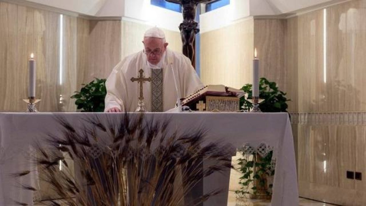El Papa habló de la necesidad de que la gente pueda pronto volver físicamente a la iglesia y recibir los sacramentos / Vatican Media