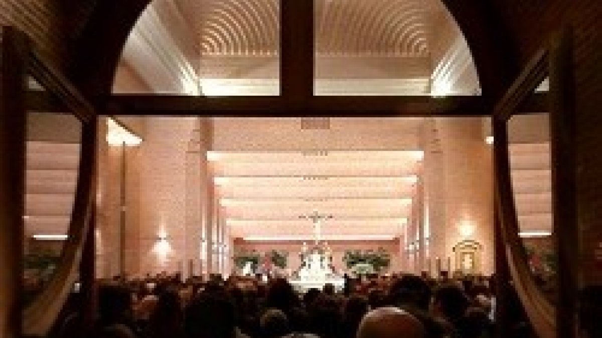 La iglesia de Santa María de Caná, de tamaño considerable, estaba repleta y mucha gente tuvo que quedarse en la calle