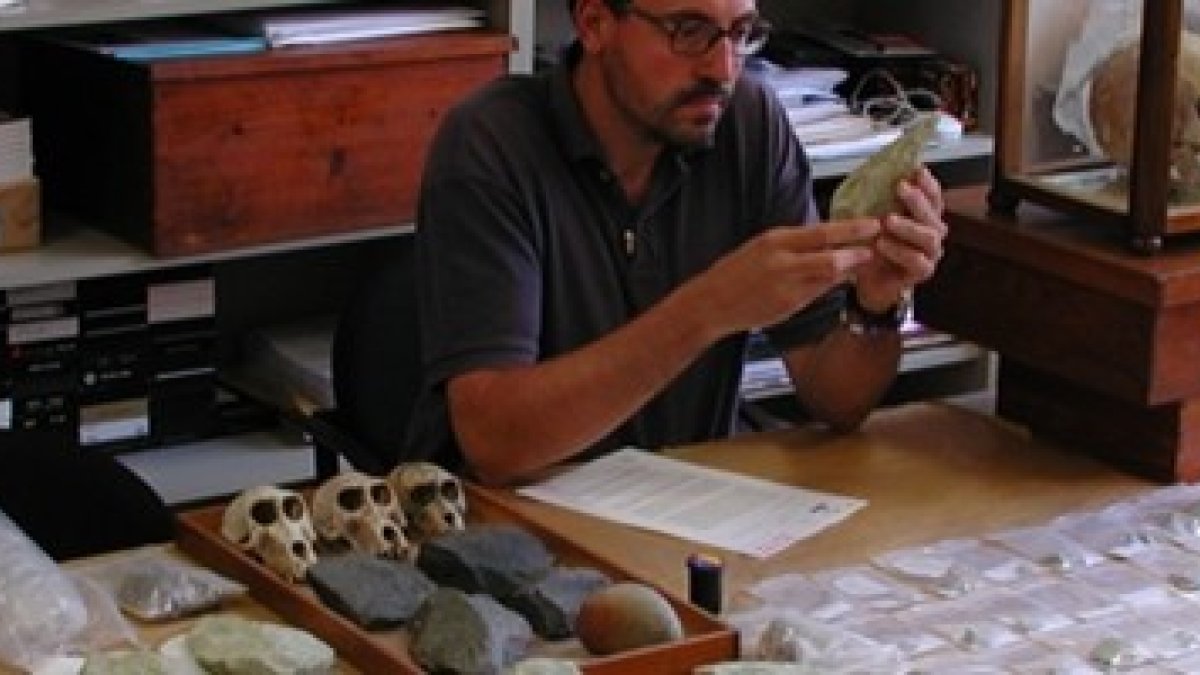 Los paleoantropólogos trabajan con los restos de poblaciones y tratan de llegar a propuestas razonables