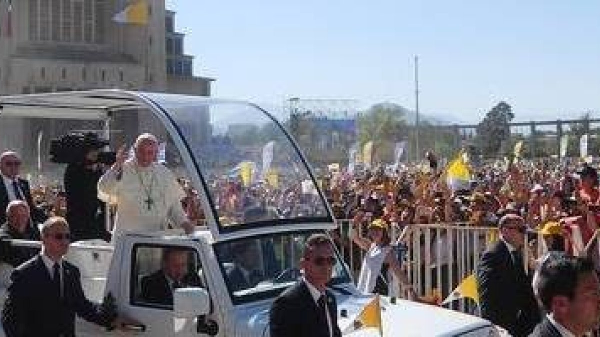 Los jóvenes reciben al Papamóvil y al Pontífice en el santuario de Maipú
