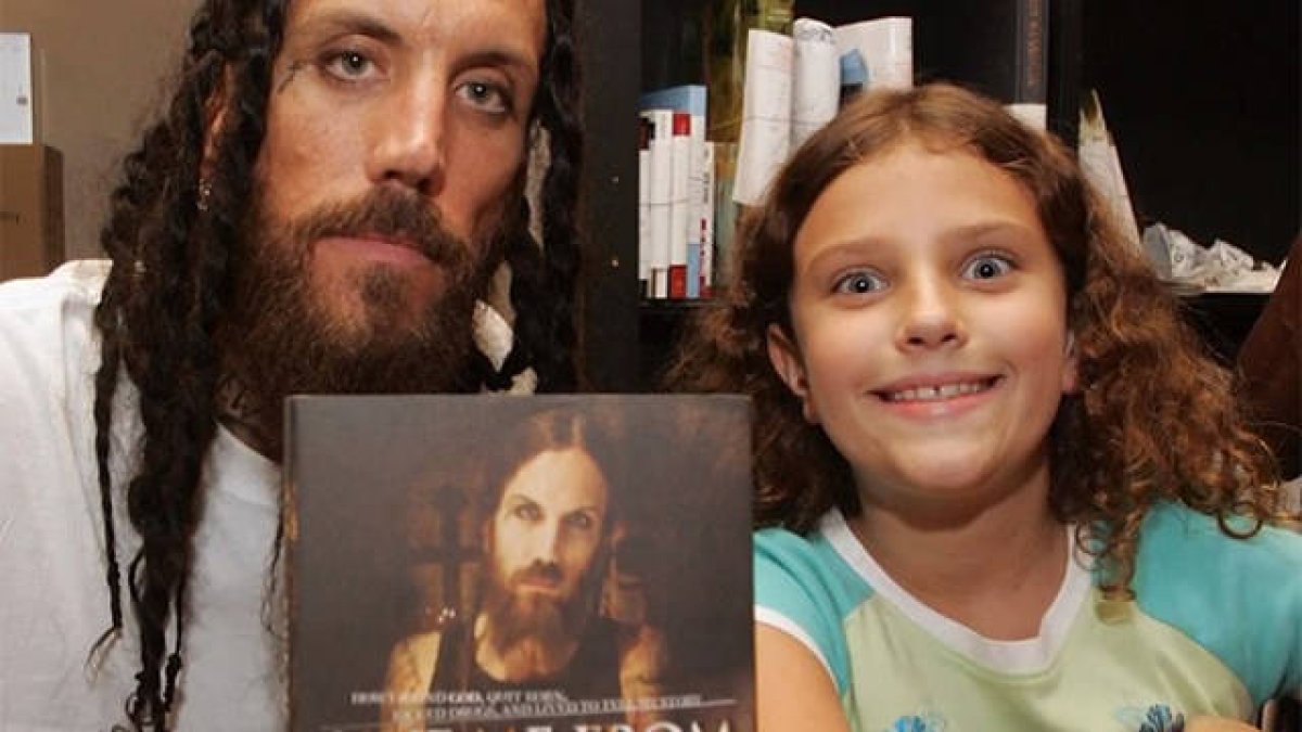 Brian y su hija durante la presentación del libro Save me from myself, en el que narra su conversión