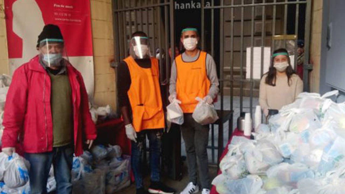 Voluntarios de la diócesis de Barcelona repartiendo comida y útiles básicos
