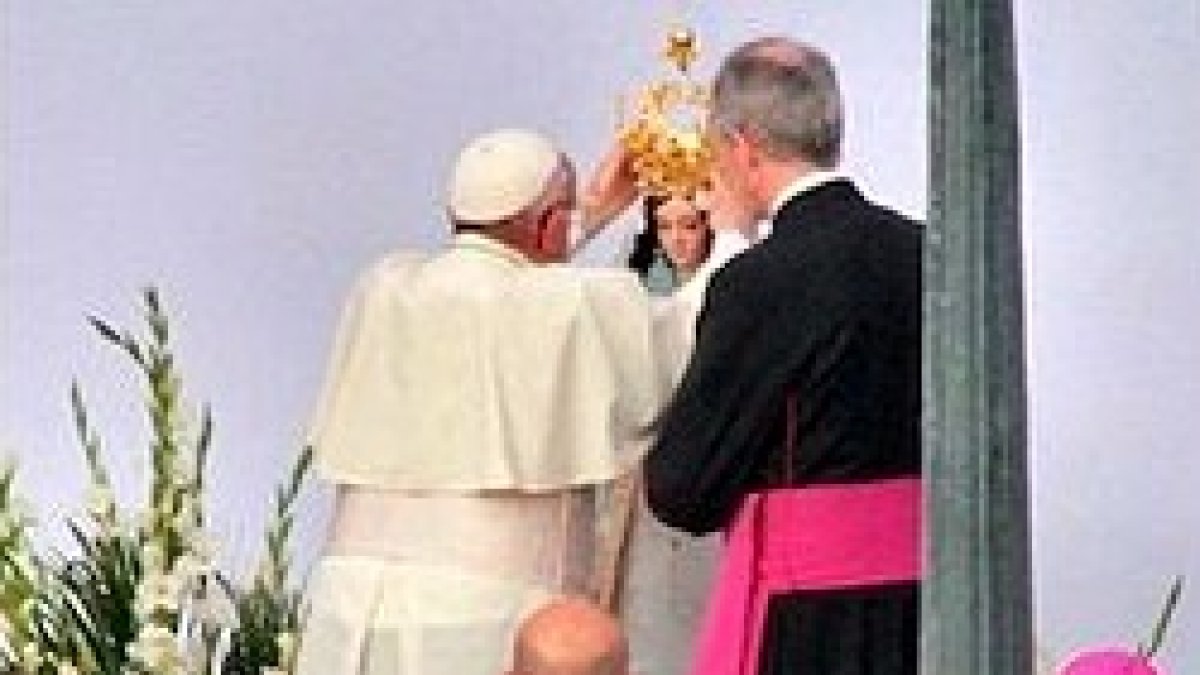 Francisco coronó a la Virgen de la Puerta de Otuzco como Madre de la Misericordia y de la Esperanza.