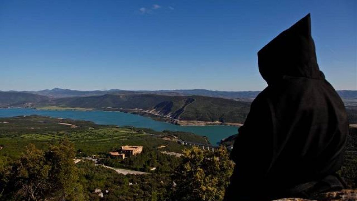 Este joven novicio del monasterio de Leyre ofrece una ayuda a los que el confinamiento se les está haciendo muy largo