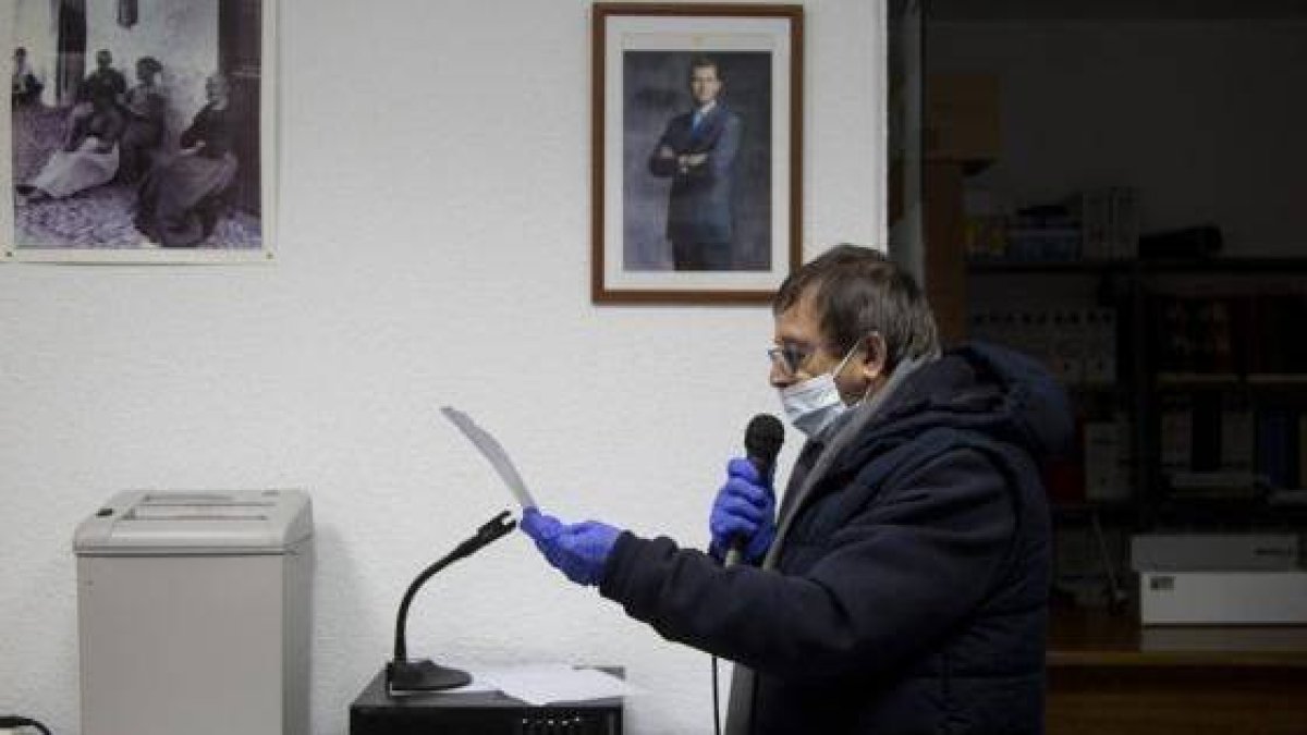 Antonio, el párroco de Lanzahíta y sus pueblecitos cercanos, reza el responso desde la megafonía de los ayuntamientos, ya que los vecinos están confinados