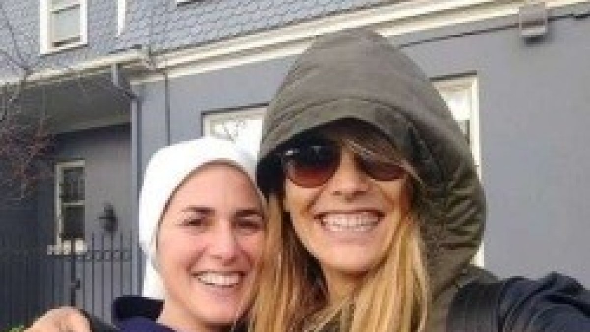 La presentadora argentina Pía Slapka y su hermana monja