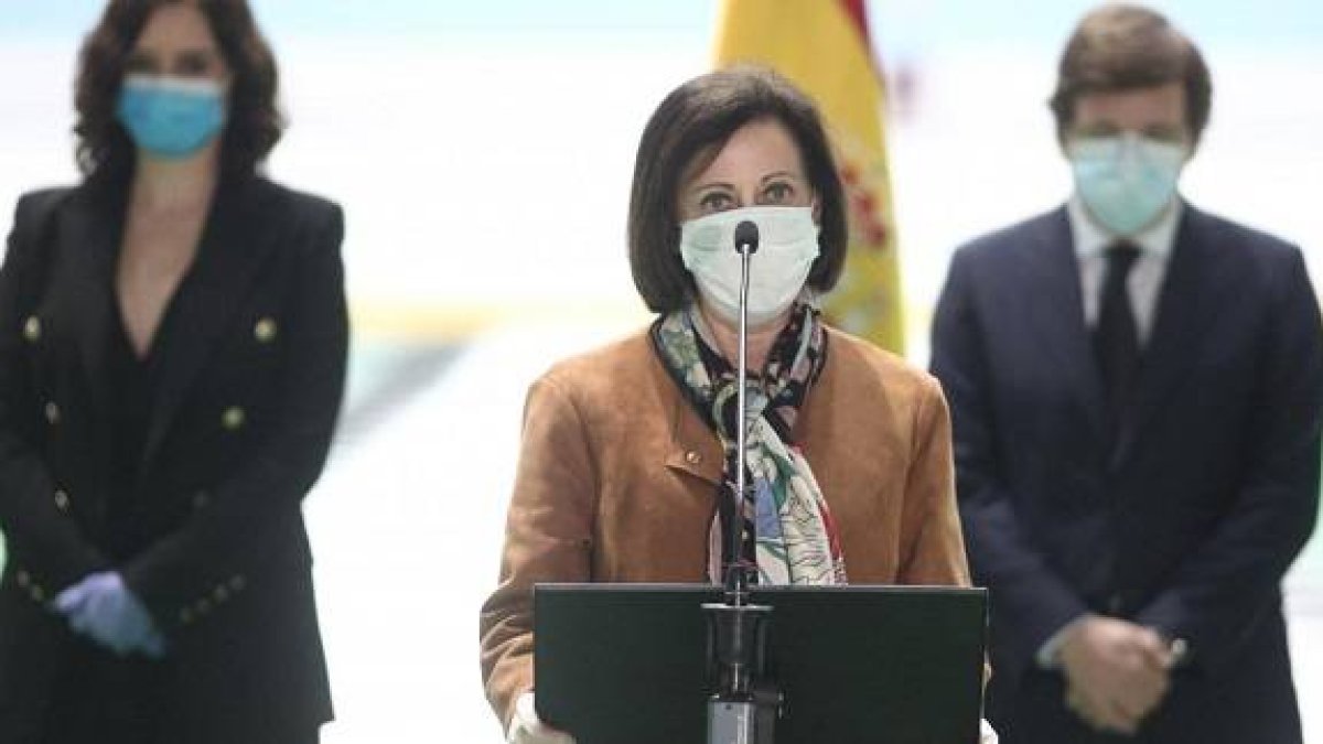 La ministra de Defensa, la socialista Margarita Robles - detrás, la presidenta autonómica y el alcalde de Madrid, ambos del PP