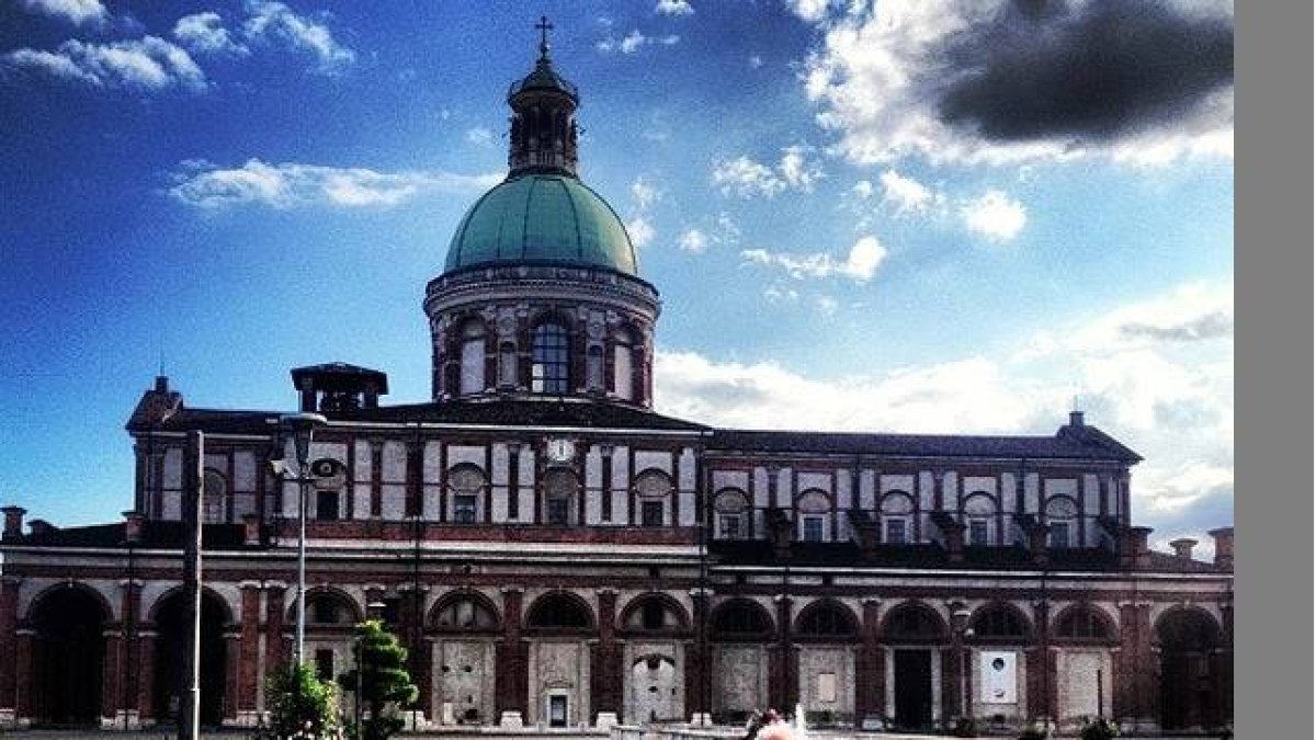 El santuario de Caravaggio, en la región de Bérgamo, recuerda unas apaciciones de la Virgen a una campesina en el siglo XV