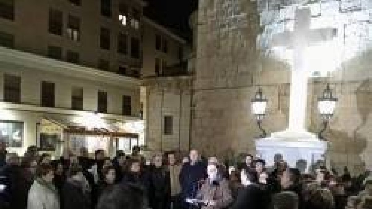 Una de las concentraciones en defensa de la Cruz de Callosa, junto a la iglesia