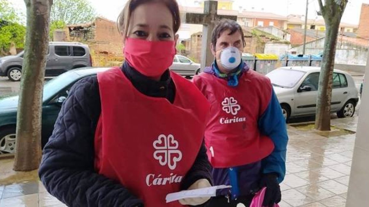 Voluntarios de Cáritas - sus empresas y talleres de economía social se están reinventando estos días