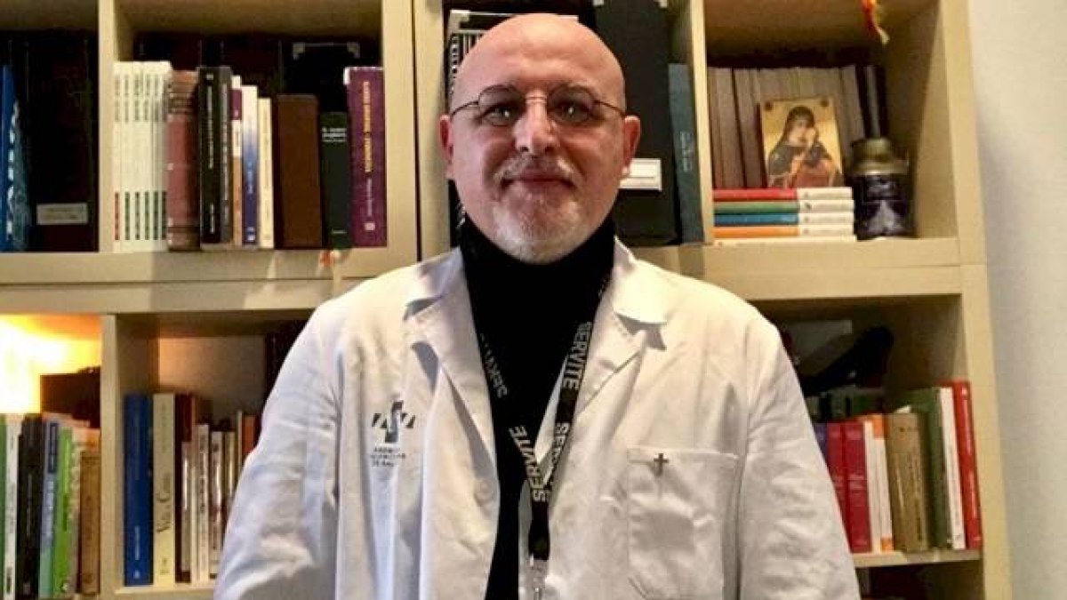 El padre Antonio María Nofuentes tiene 49 años y lleva veinte como capellán de hospital