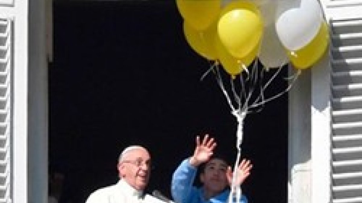 Ángelus: Jesús nos da «toda la luz que ilumina las calles, a veces oscuras, de nuestra existencia»